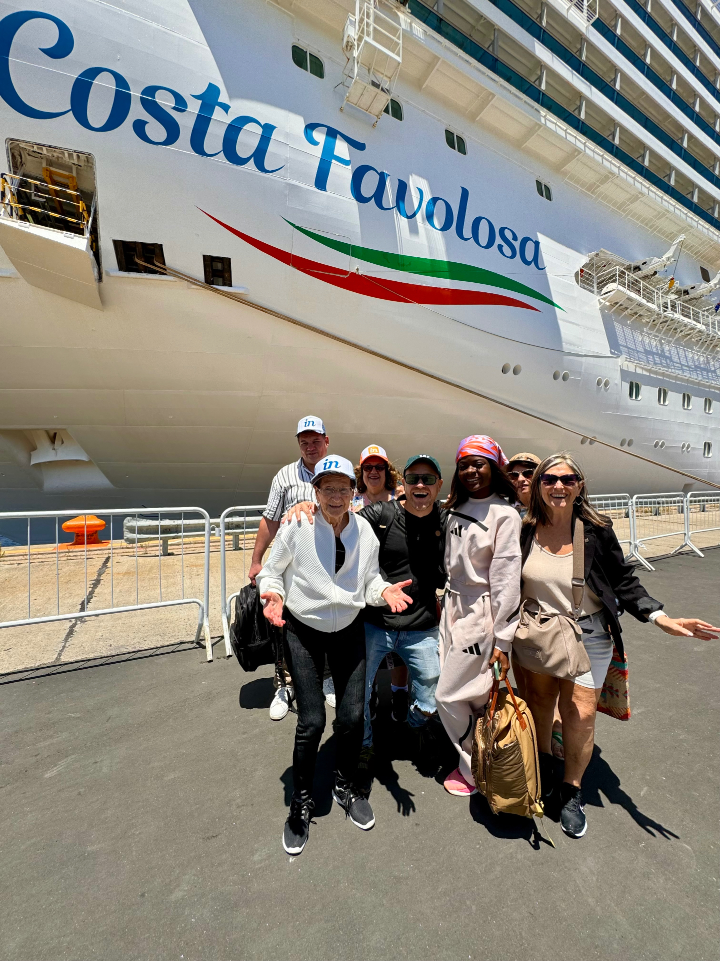 Equipo de Futuro Brillante reunido frente al crucero Costa Favolosa antes de embarcar